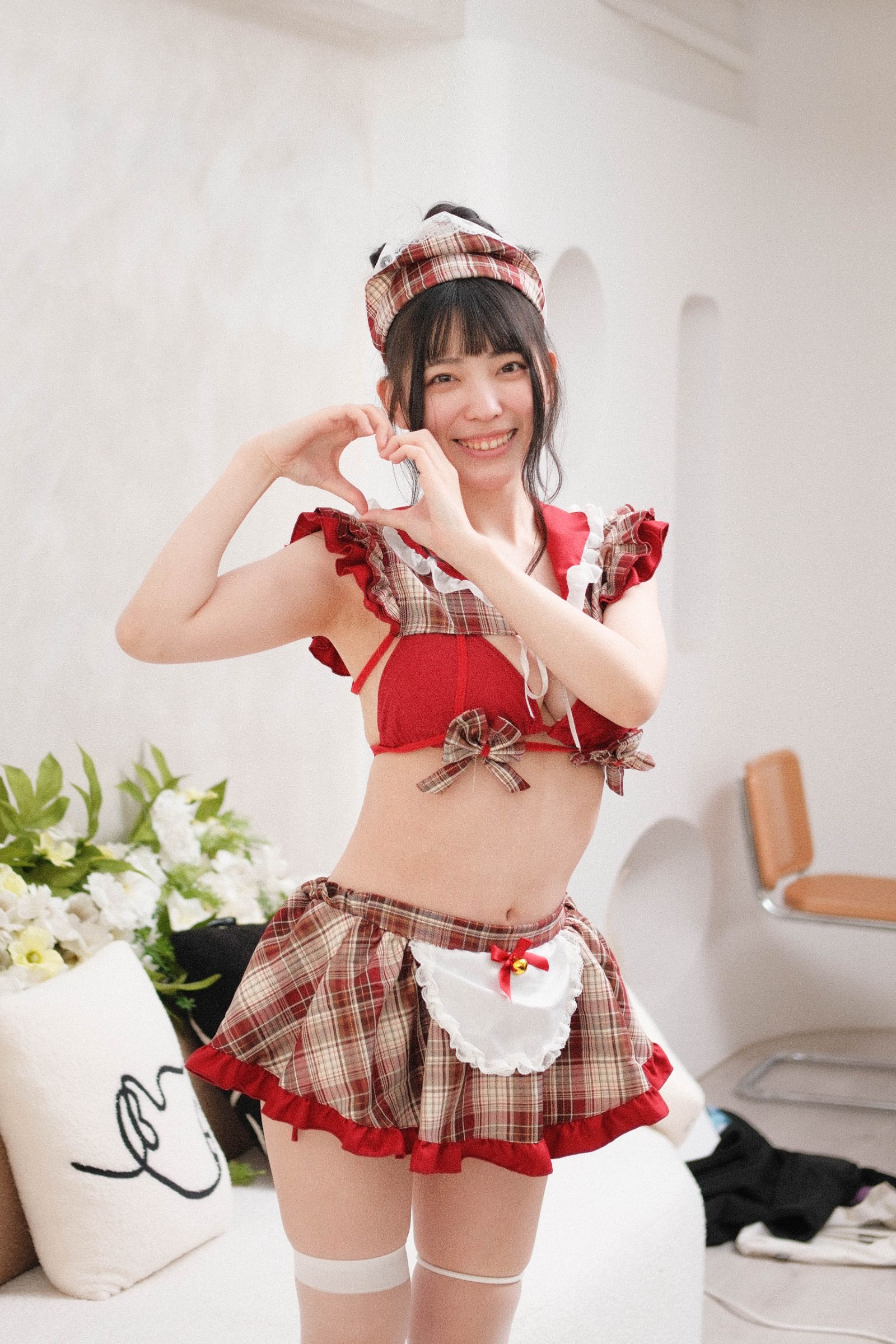 紫堂留衣 · 紅格紋女僕 比心